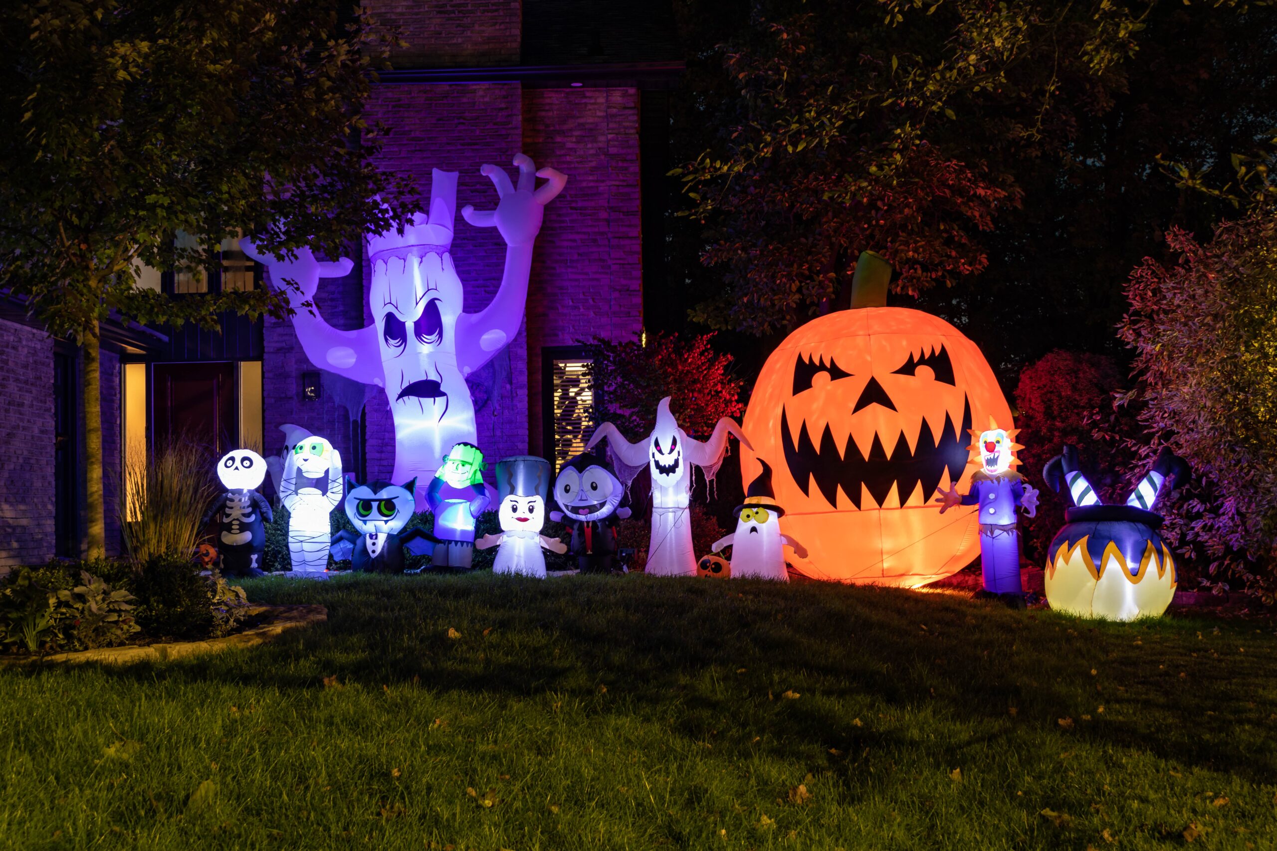 Burlington,,On,,Canada,-,October,27,,2021:,House,With,Halloween