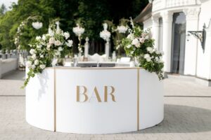 Bar,Counter,Decorated,With,Flowers,At,A,Wedding,Party.