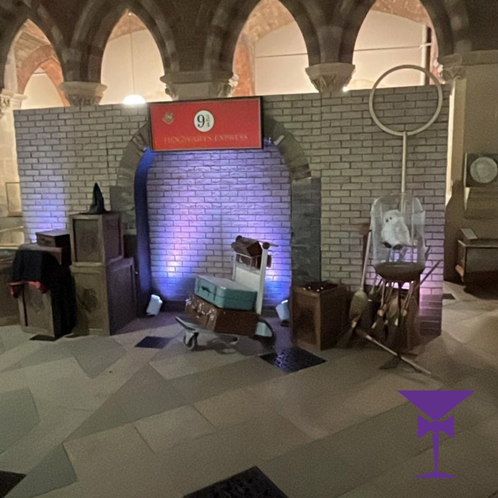 Complete 9 3/4 Backdrop Package With Props
